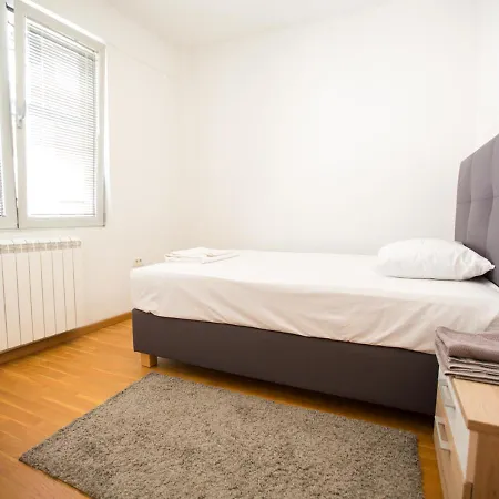 Three Bedroom Near Center * سكوبجي