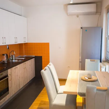 Appartement Three Bedroom Near Center *