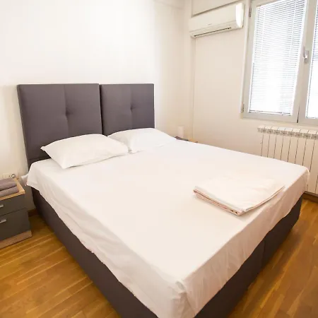 Apartment Three Bedroom Near Center *