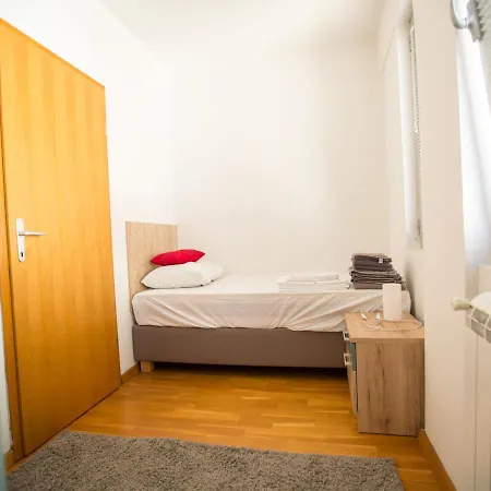 Apartment Three Bedroom Near Center