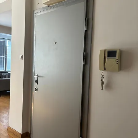 Apartment Three Bedroom Near Center *