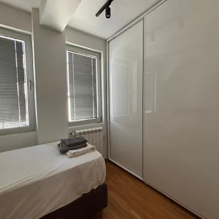 Apartment Three Bedroom Near Center