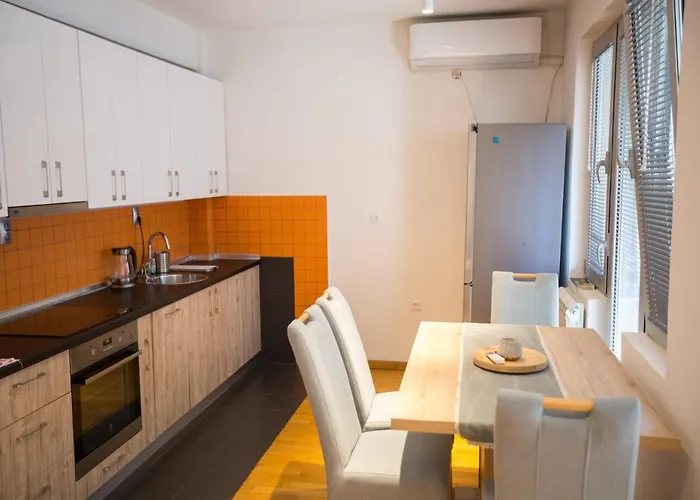 Apartment Three Bedroom Near Center *