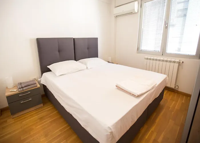 Apartment Three Bedroom Near Center *