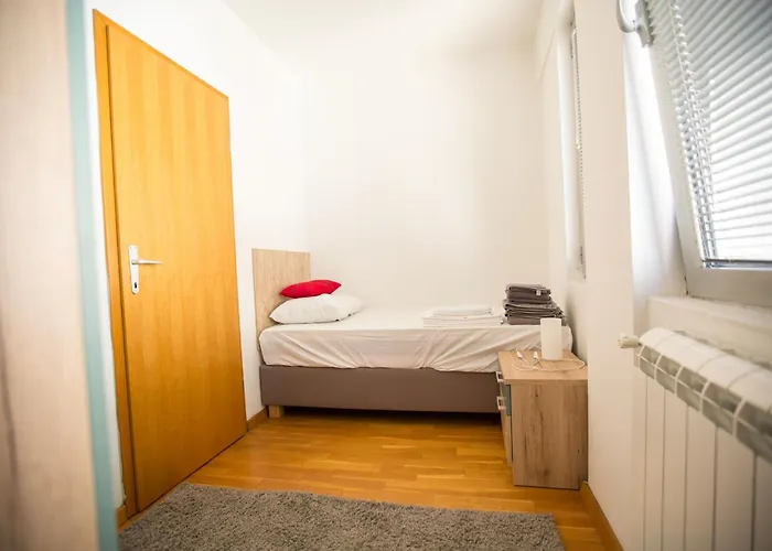 Apartment Three Bedroom Near Center