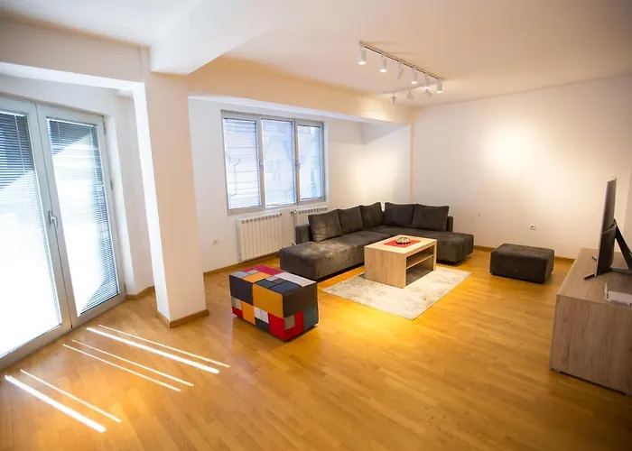 Three Bedroom Near Center *