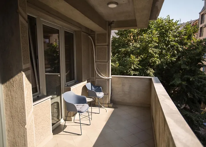 Apartment Three Bedroom Near Center *