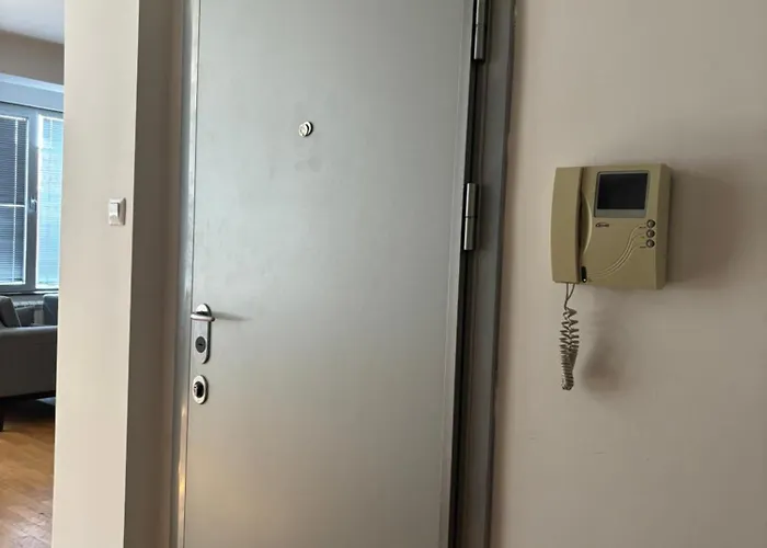 Apartment Three Bedroom Near Center *