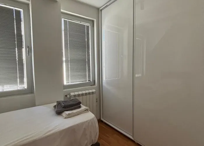 Апартаменти Three Bedroom Near Center