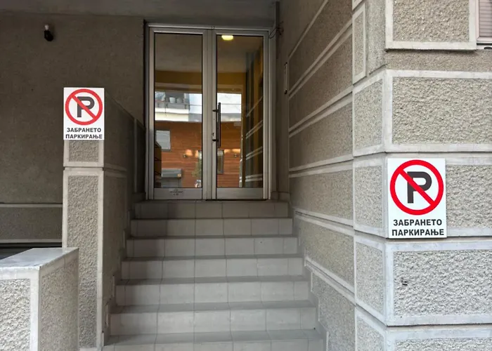 Апартаменти Three Bedroom Near Center *